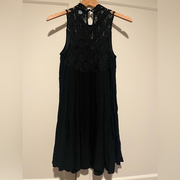 She + Sky Black Shift Dress - Picture 2 of 4